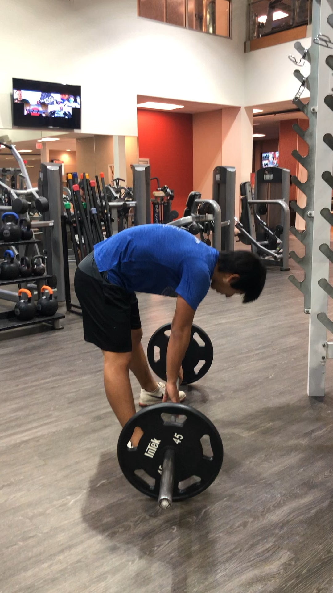 Recently changed from conventional to sumo deadlifts and kinda scared to go heavy. Any form tips?
