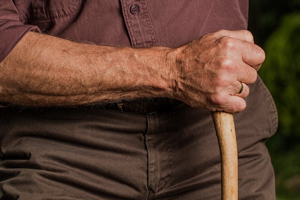 Tips for Seniors Looking for Safe Ways to Manage Pain